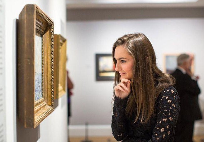 woman in hunt museum